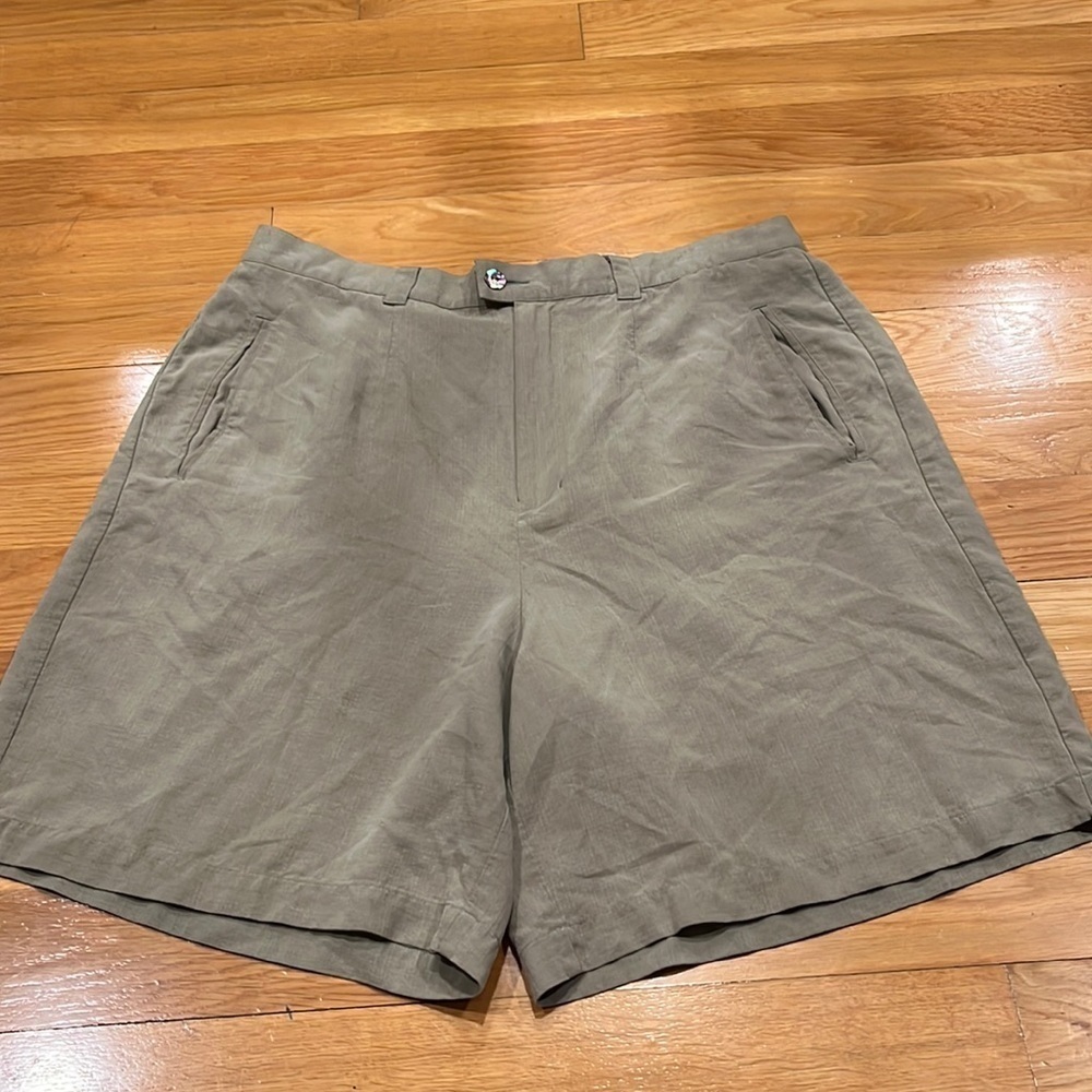 Tommy Bahama womens 100% silk shorts size 14.